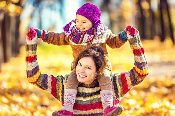 Anne ve kızı parkta. — Stok fotoğraf