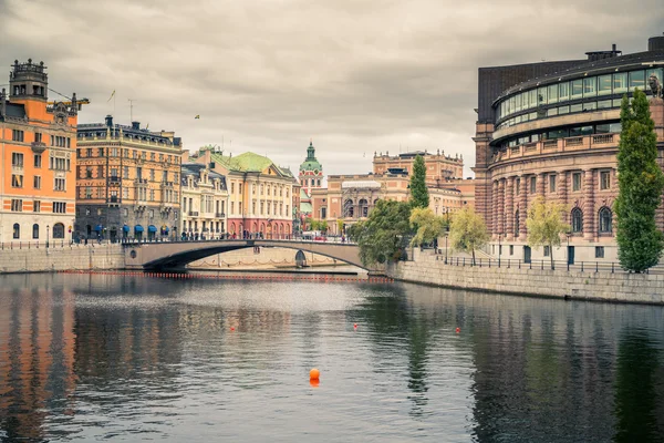 Damm und Parlamentsgebäude in Stockholm. — Stockfoto