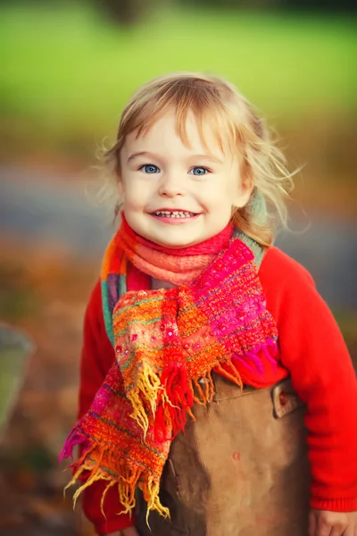Boldog kislány a parkban. — Stock Fotó
