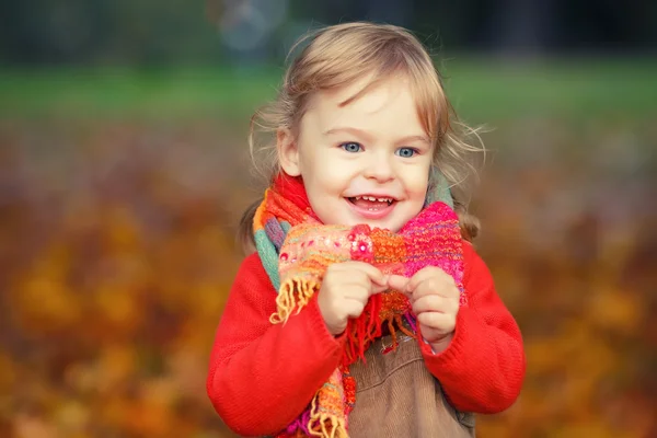 Happy little girl in the park — Stock Photo, Image