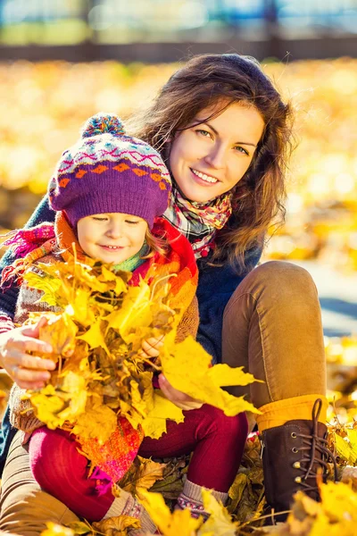 Mãe e filha no parque — Fotografia de Stock