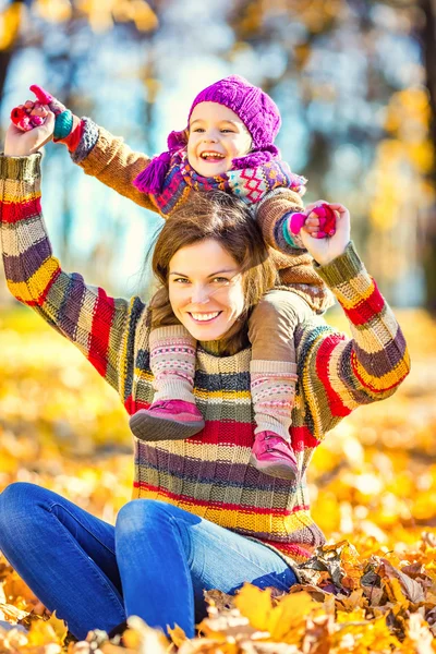 Madre e figlia che giocano nel parco autunnale — Foto Stock