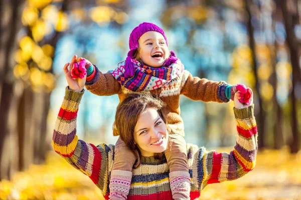 Moeder en dochter spelen in herfst park — Stockfoto