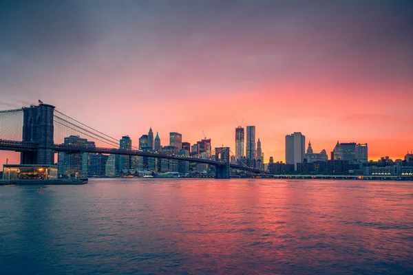 Brooklyn Köprüsü ve alacakaranlıkta manhattan — Stok fotoğraf