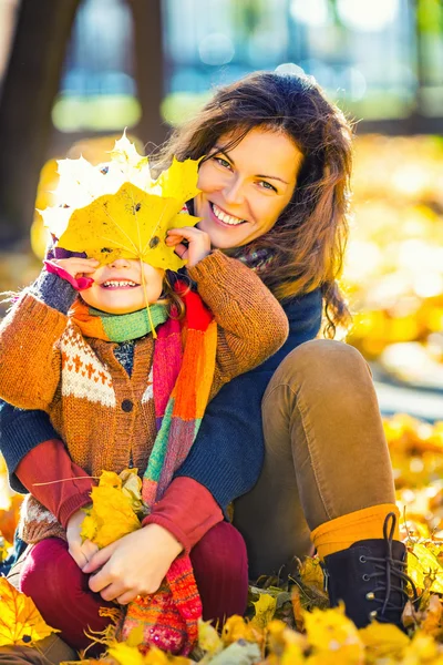 Mor och dotter i parken — Stockfoto