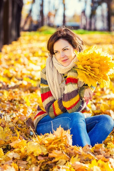 Young beautiful woman in sunny park — Stock Photo, Image