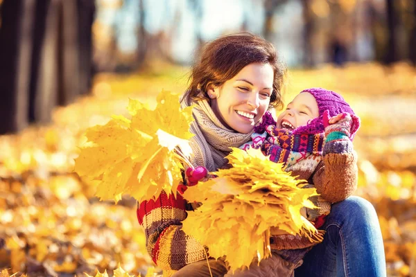 Anne ve kızı sonbahar parkta oynarken — Stok fotoğraf