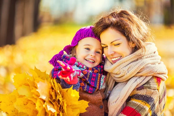 Moeder en dochter spelen in herfst park — Stockfoto