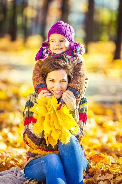 Мать и дочь играют в осеннем парке — стоковое фото