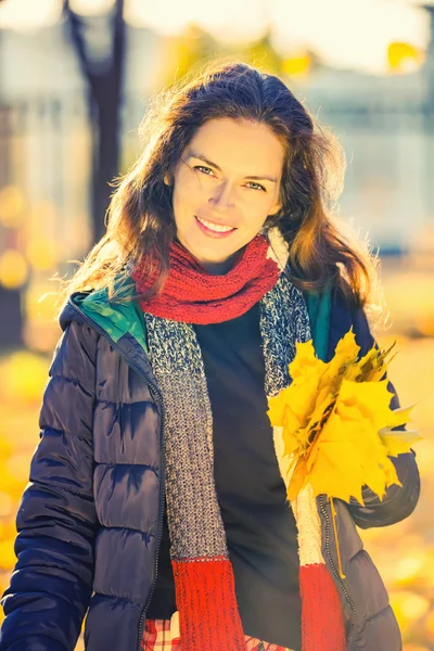 Portret van jonge mooie vrouw in herfstpark — Stockfoto