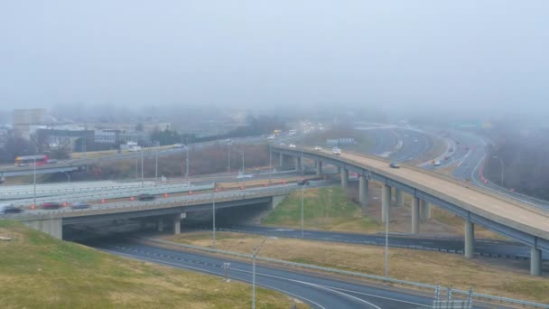 Provoz na silničním uzlu v Rosslynu, Washington DC: časová prodleva v mlhavém ránu — Stock video
