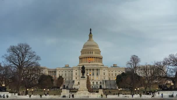 День за нічним падінням Капітолію США у Вашингтоні — стокове відео