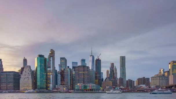夕暮れ時のマンハッタンのスカイラインのタイムラプス — ストック動画