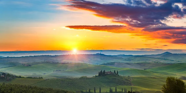 Tuscany landscape at spring foggy sunrise — Stock Photo, Image