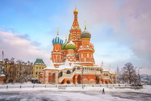 St. Basiliuskathedraal in Moskou in de winter — Stockfoto