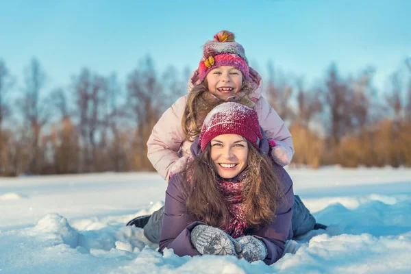 Madre e figlia attive che giocano nel parco invernale — Foto Stock