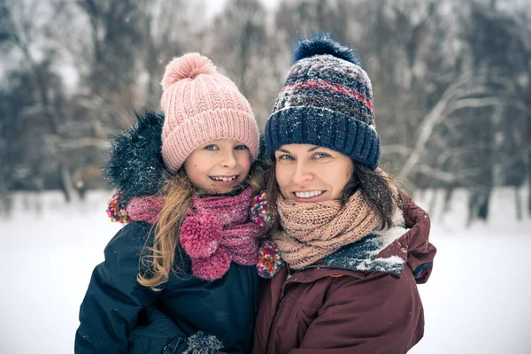 Madre e figlia che giocano nel parco invernale — Foto Stock