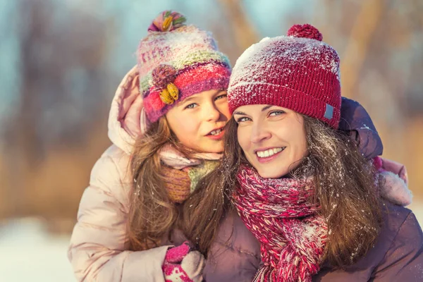 Madre e figlia attive che giocano nel parco invernale — Foto Stock