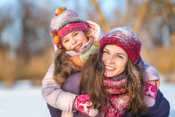 Madre e figlia attive che giocano nel parco invernale — Foto Stock
