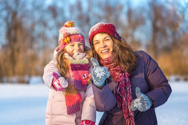 Positiv mor och dotter leker i vinterparken — Stockfoto