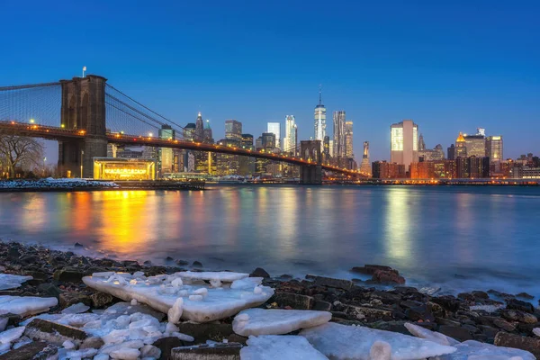 Brooklyn bridge and Manhattan at winter dawn — Stock Photo, Image