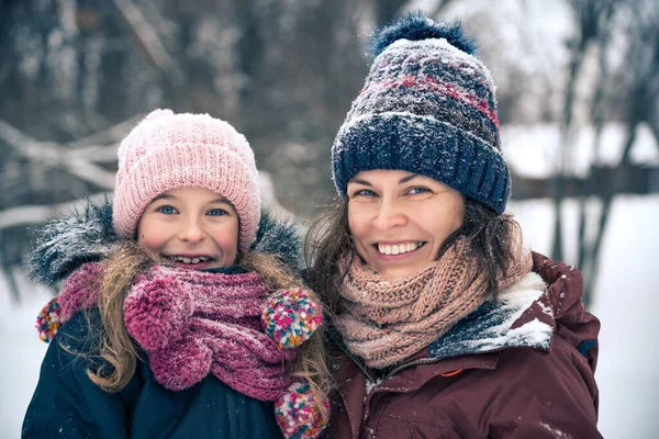 Madre e figlia che giocano nel parco invernale — Foto Stock