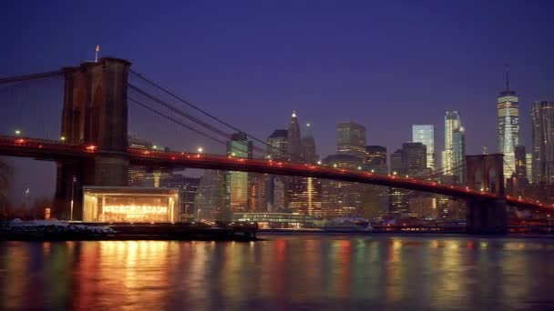 Timelapse of Brooklyn bridge and Manhattan at sunthrise — стокове відео