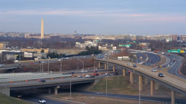 Provoz na silničním uzlu v Rosslynu, Washington DC za soumraku — Stock video