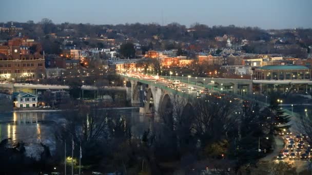 Blick auf die Potomac River Key Bridge und Washington DC in der Abenddämmerung — Stockvideo