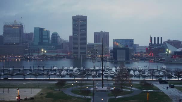 巴尔的摩天际线和联邦山内港的夜以继日 — 图库视频影像