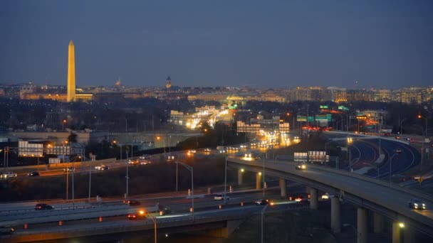 Provoz na silničním uzlu v Rosslynu, Washington DC za soumraku — Stock video