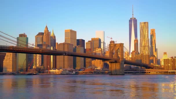 Brooklyn Bridge och Manhattan vid soluppgången — Stockvideo