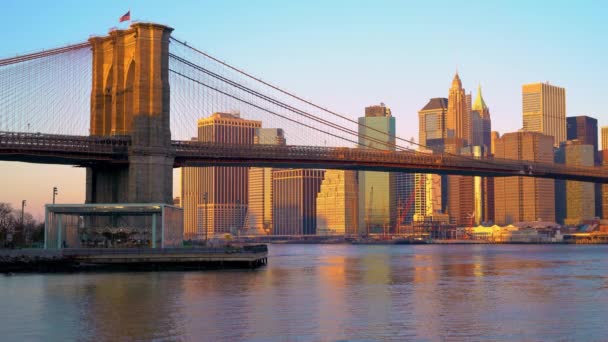 Ponte Brooklyn e Manhattan ao nascer do sol — Vídeo de Stock