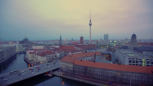 Αεροφωτογραφία Βερολίνου το σούρουπο, Γερμανία — Αρχείο Βίντεο