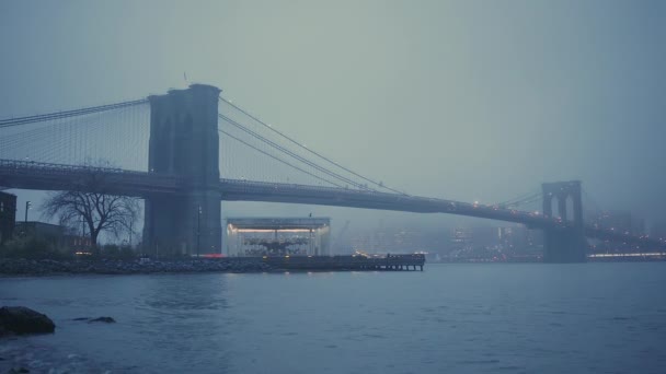 Γέφυρα του Μπρούκλιν σε ομιχλώδες πρωινό — Αρχείο Βίντεο