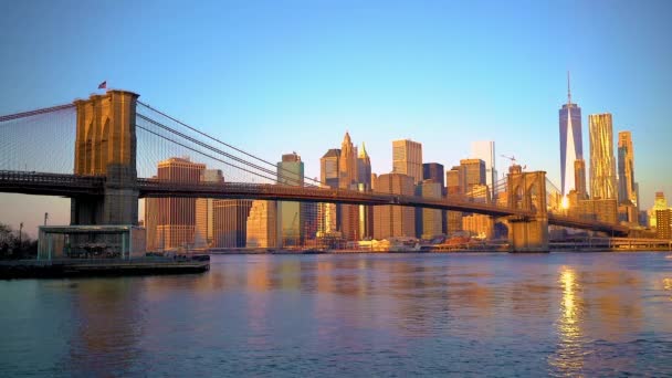 Brooklyn Bridge en Manhattan bij zonsopgang — Stockvideo