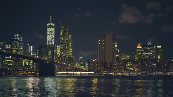 Brooklyn Bridge e Manhattan à noite — Vídeo de Stock