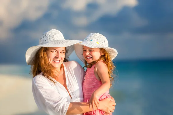 Happy mother and daughter on the beach on Maldives at summer vacation — Stock Photo, Image