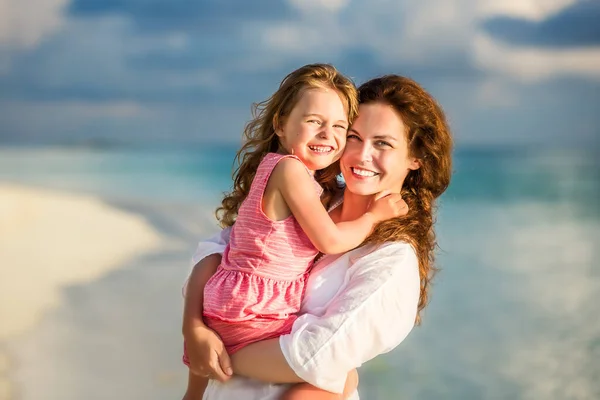Gelukkige moeder en dochter op het strand van de zee op de Malediven in de zomer vakantie — Stockfoto