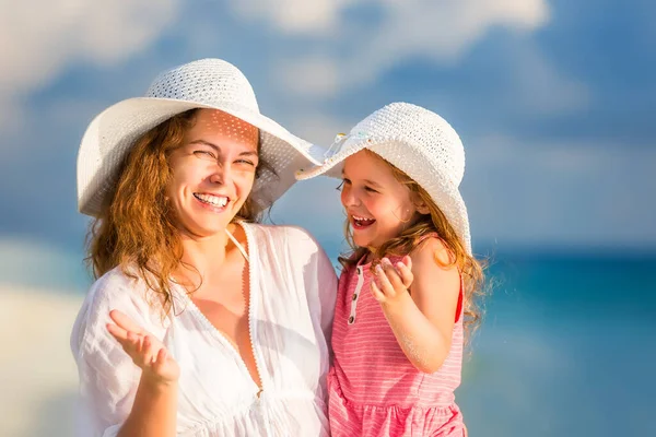 Šťastná matka a dcera na pláži na Maledivách o letních prázdninách — Stock fotografie