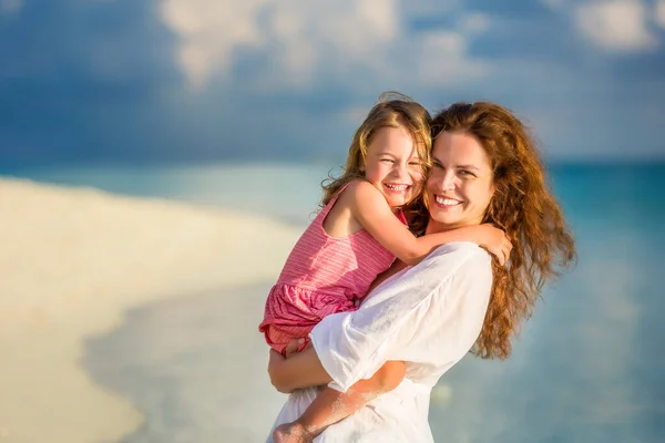 夏休みにモルディブの海のビーチで幸せな母親と娘 — ストック写真