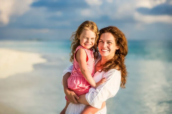 Boldog anya és lánya az óceán partján Maldív-szigeteken a nyári vakáció — Stock Fotó