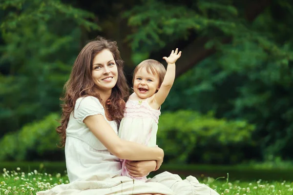 Mother and little daughter in the park — Stock Photo, Image