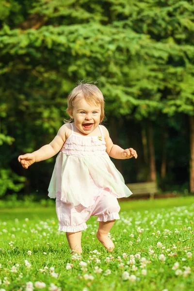 Petite fille dans le parc — Photo