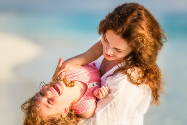 Mãe e filha felizes na praia do oceano nas Maldivas nas férias de verão — Fotografia de Stock