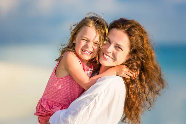 Gelukkige moeder en dochter op het strand van de zee op de Malediven in de zomer vakantie — Stockfoto