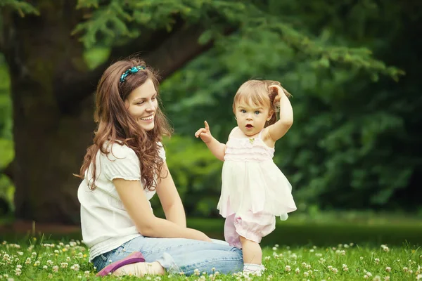 Anne ve küçük kızı parkta. — Stok fotoğraf