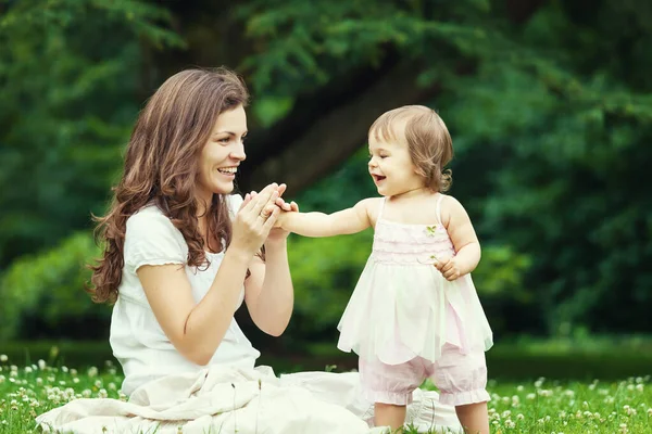 Mère et petite fille dans le parc Images De Stock Libres De Droits