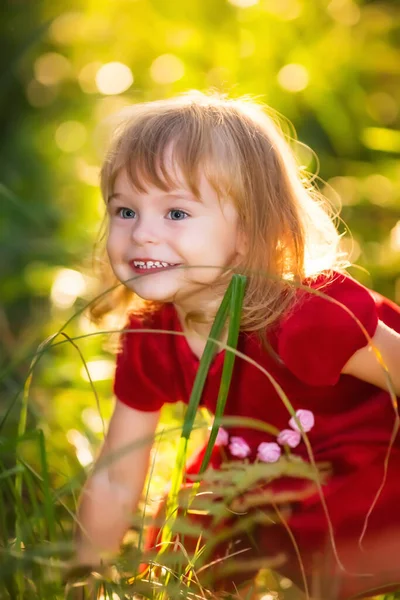 Liten flicka i parken — Stockfoto