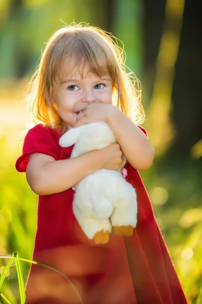 Liten flicka i parken — Stockfoto